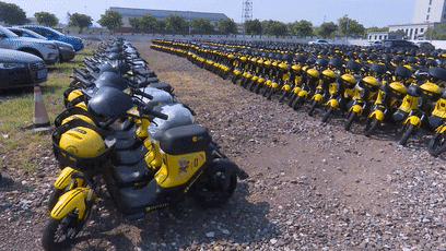 今天上午，记者在衢州火车站停车场看到，工作人员正在给已到的490辆小遛共享电动自行车验车和上牌。