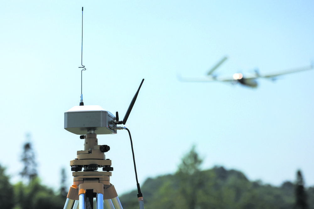 地面基站,用于连接无人机和电脑▲通过程序控制,无人机自动传回监测