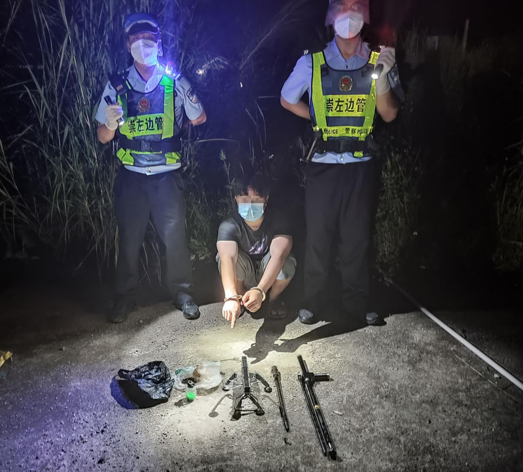 国门边境拦截非法出入境人员70人,查缴145支枪支|边境_新浪财经_新浪