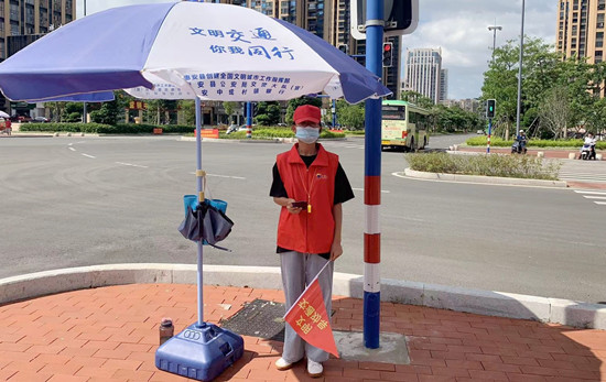 志愿者拾捡到失物。惠安县委文明办 供图