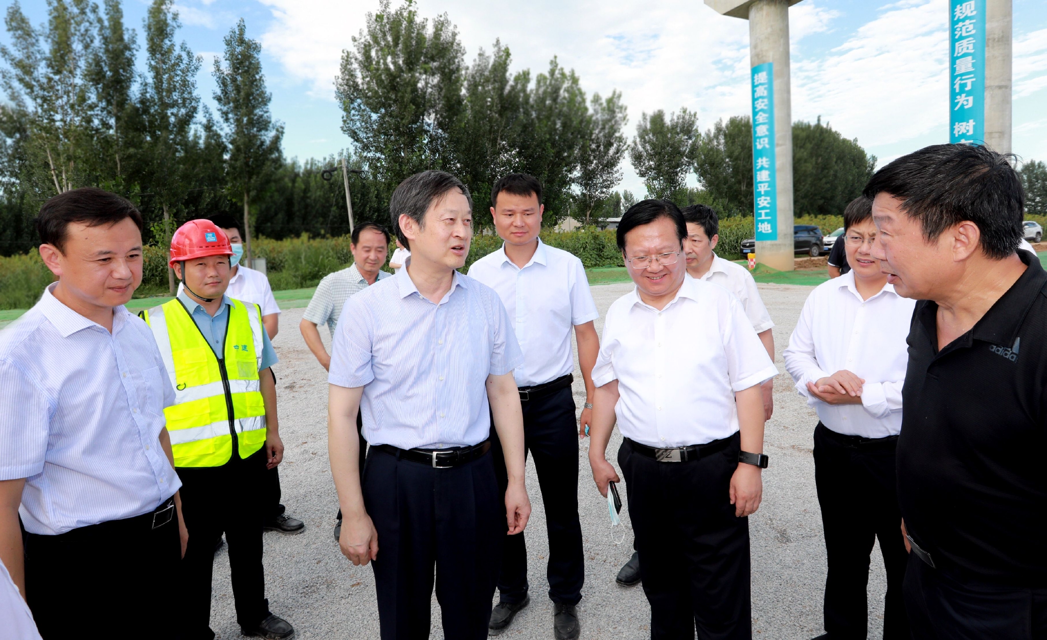 8月15日，衡水市委书记吴晓华就石衡沧港城际铁路、邯港高速建设情况进行调研。 武志库摄