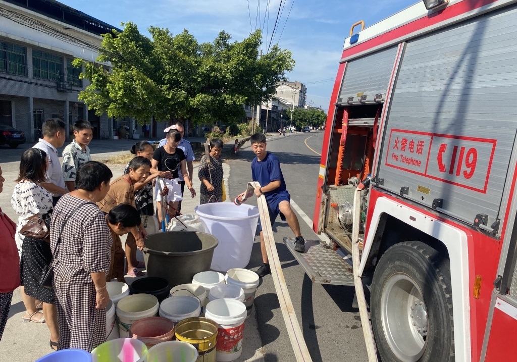 重庆永川区消防部门出动消防车为饮水困难群众送水。（受访者供图）