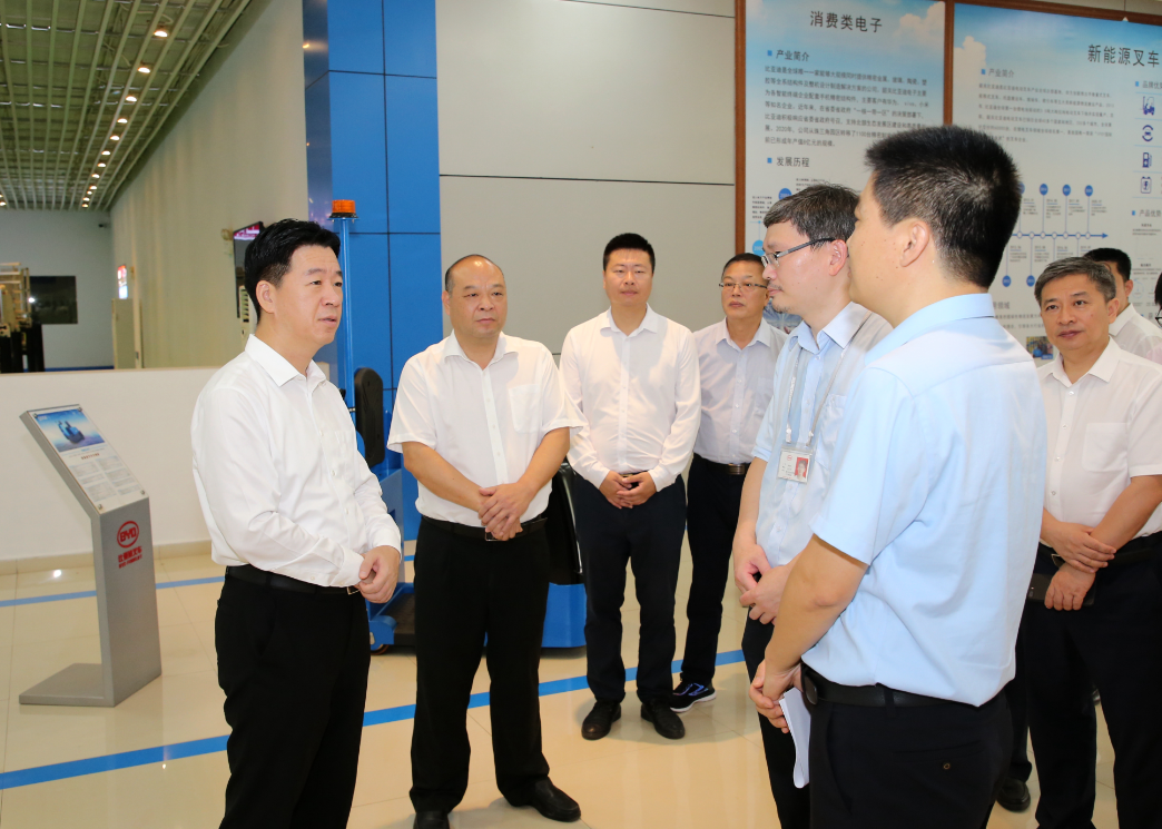 市委书记,市长陈少荣在比亚迪实业了解企业生产经营情况,并现场协调