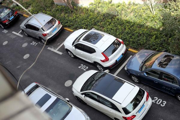 上海某小区地面停车位捉襟见肘.蒋迪雯摄