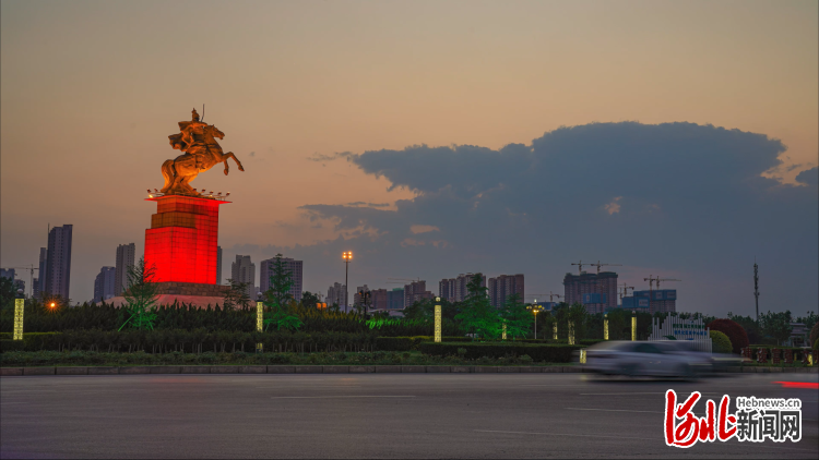 换上了明亮的外衣与岁月相守的城墙邯郸城内灯火渐明点点星光撒向夜幕