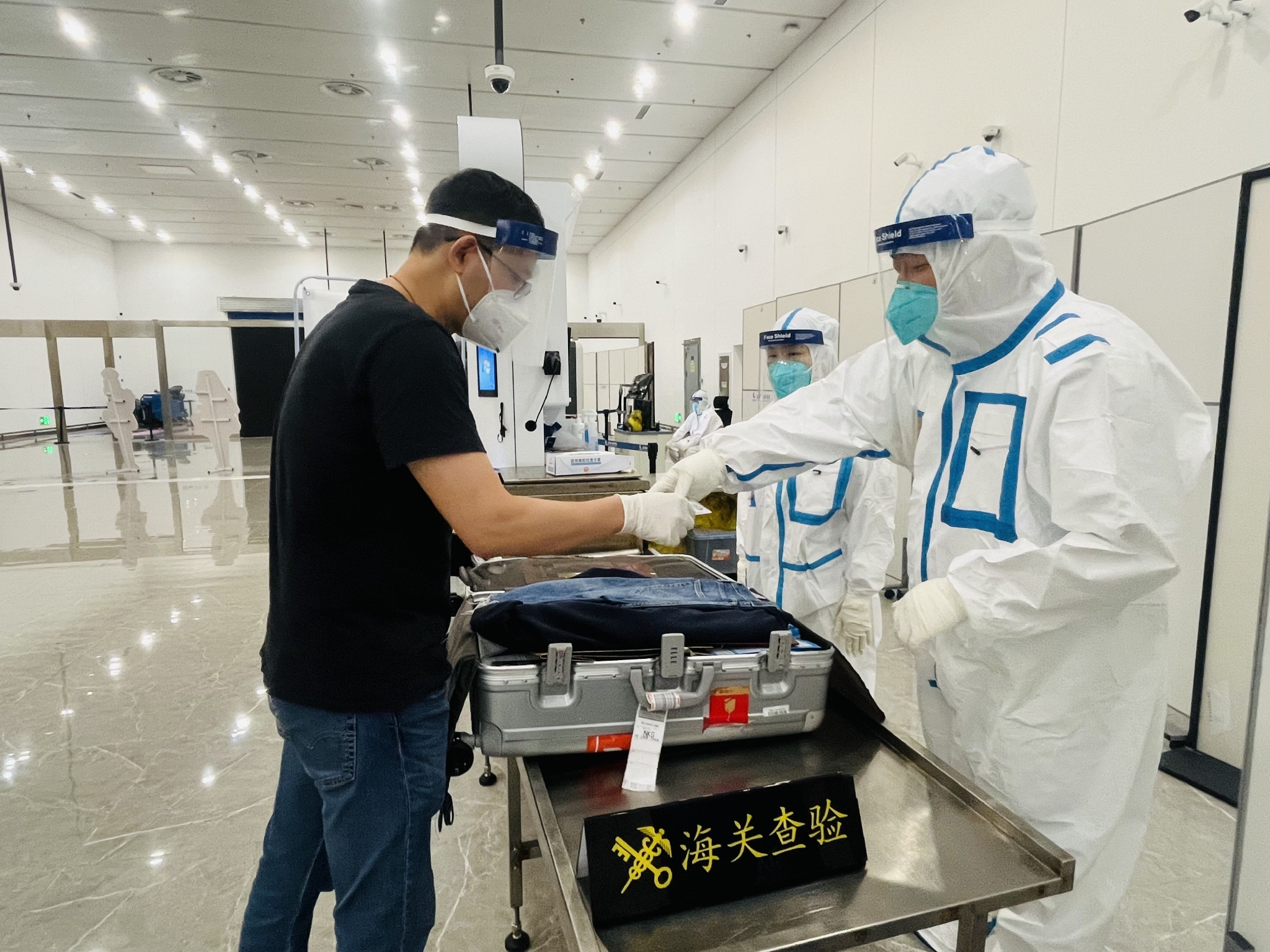 南京禄口机场海关关员查验旅客行李.仲妮/摄