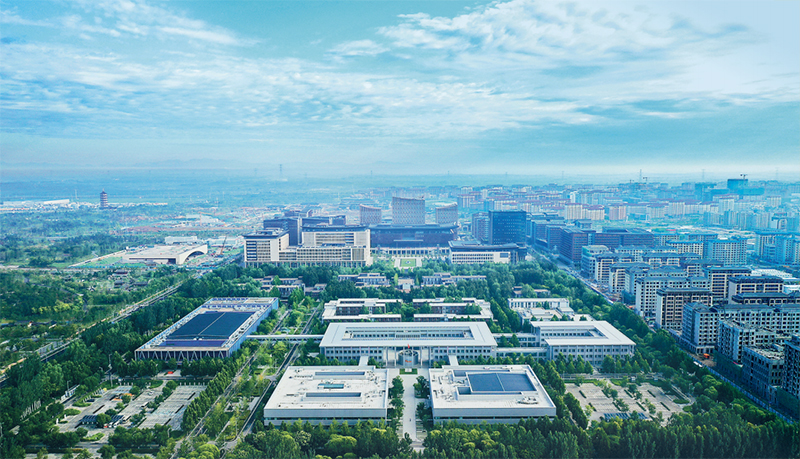 设立河北雄安新区，是以习近平同志为核心的党中央深入推进京津冀协同发展作出的一项重大决策部署，是千年大计、国家大事。习近平总书记亲自决策、亲自部署、亲自推动，为雄安新区规划建设领航指路、把脉定向，要求在新区建设中全面贯彻新发展理念，坚持高质量发展要求，努力创造新时代高质量发展的标杆。图为2022年7月23日航拍的雄安市民服务中心和雄安商务服务中心。　视觉中国 刘向阳/摄