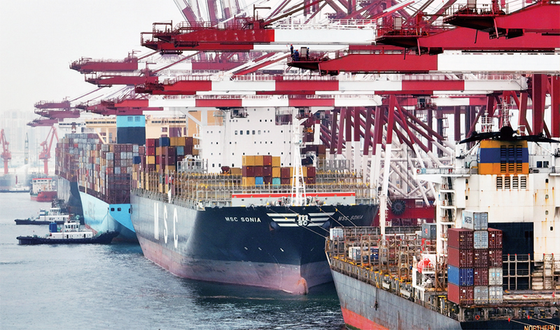 2022年前7个月，我国外贸进出口总值23.6万亿元，同比增长10.4%。图为2022年7月29日拍摄的山东港口青岛港前湾集装箱码头（无人机照片）。　新华社记者 李紫恒/摄