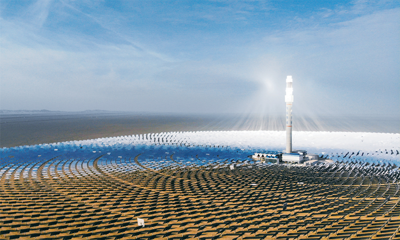  在甘肃省敦煌市向西约20公里处，被称为“超级镜子发电站”的敦煌100兆瓦熔盐塔式光热电站在戈壁滩上闪耀。这是我国目前建成规模最大、吸热塔最高、可24小时连续发电的100兆瓦级熔盐塔式光热电站。　新华社记者 马希平/摄
