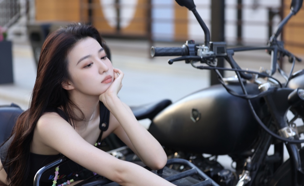 王楚然拍摄机车风街头写真  五官精致长发飘飘