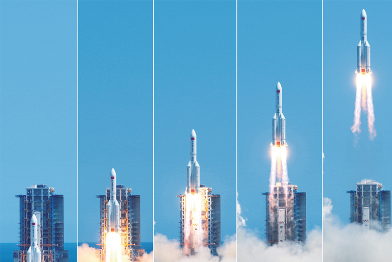 问天实验舱是中国空间站第二个舱段，也是首个科学实验舱。2022年7月24日，搭载问天实验舱的长征五号B遥三运载火箭，在我国文昌航天发射场准时点火发射。　新华社记者 李刚/摄