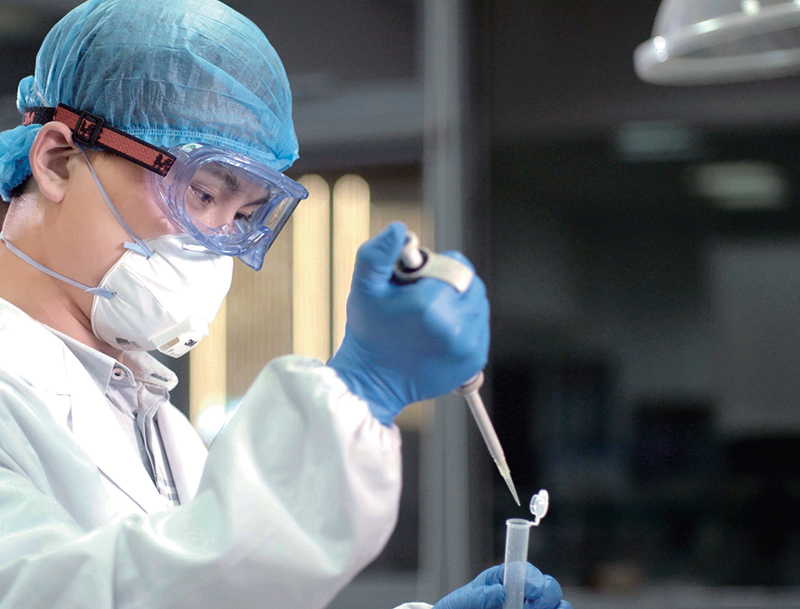 工作人员在先声药业转化医学与创新药物国家重点实验室工作（2022年5月摄）   曹嵩摄
