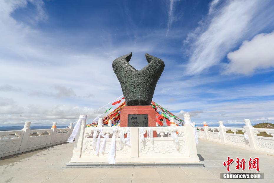 图为黄河源园区内措日尕则山顶峰的牛头碑,该碑海拔4610米,碑身高3米