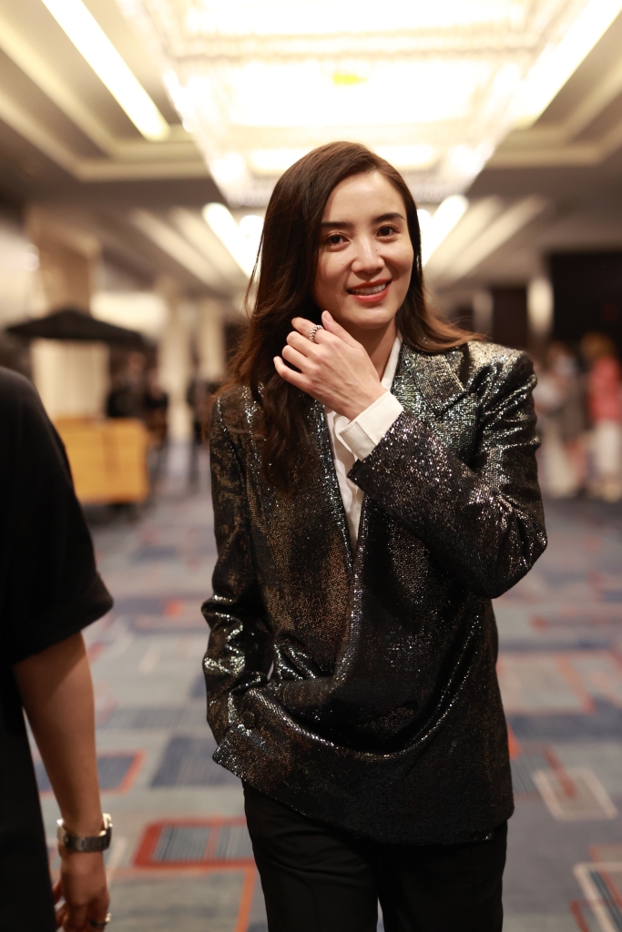 宋佳2022微博电影之夜路透 插兜疾走对镜浅笑潇洒恣意