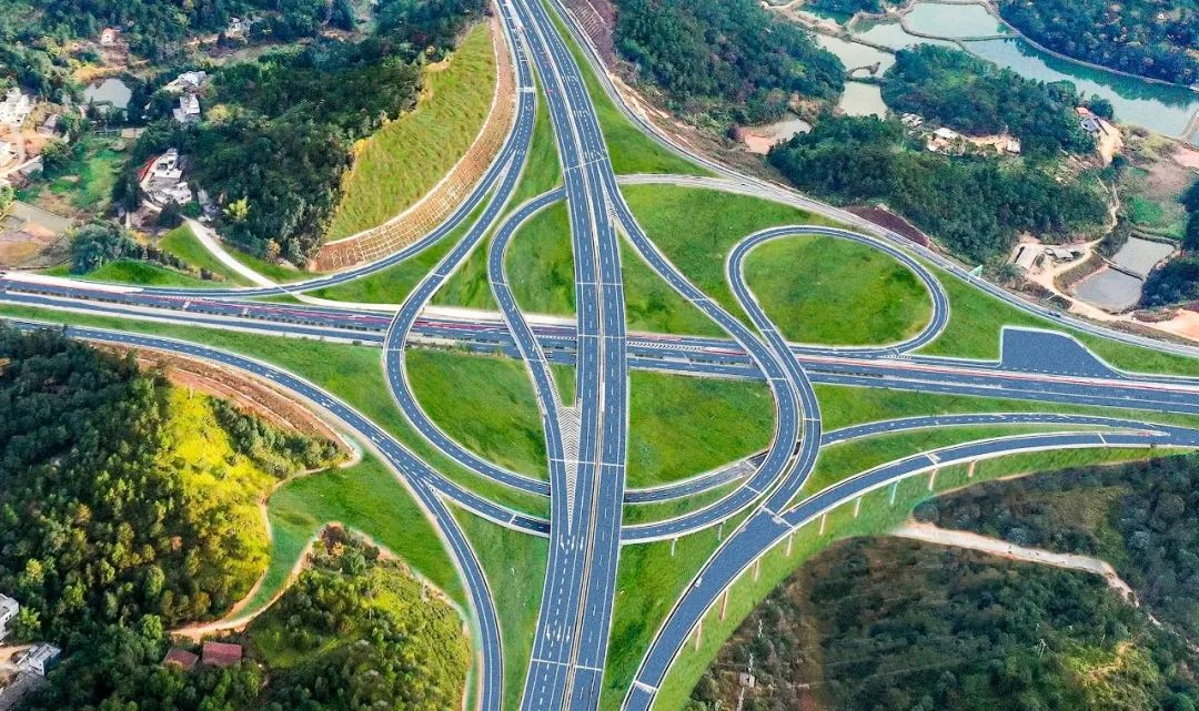 河惠莞高速公路与梅河高速公路(龙川段)相连接的梅花枢纽立交互通.