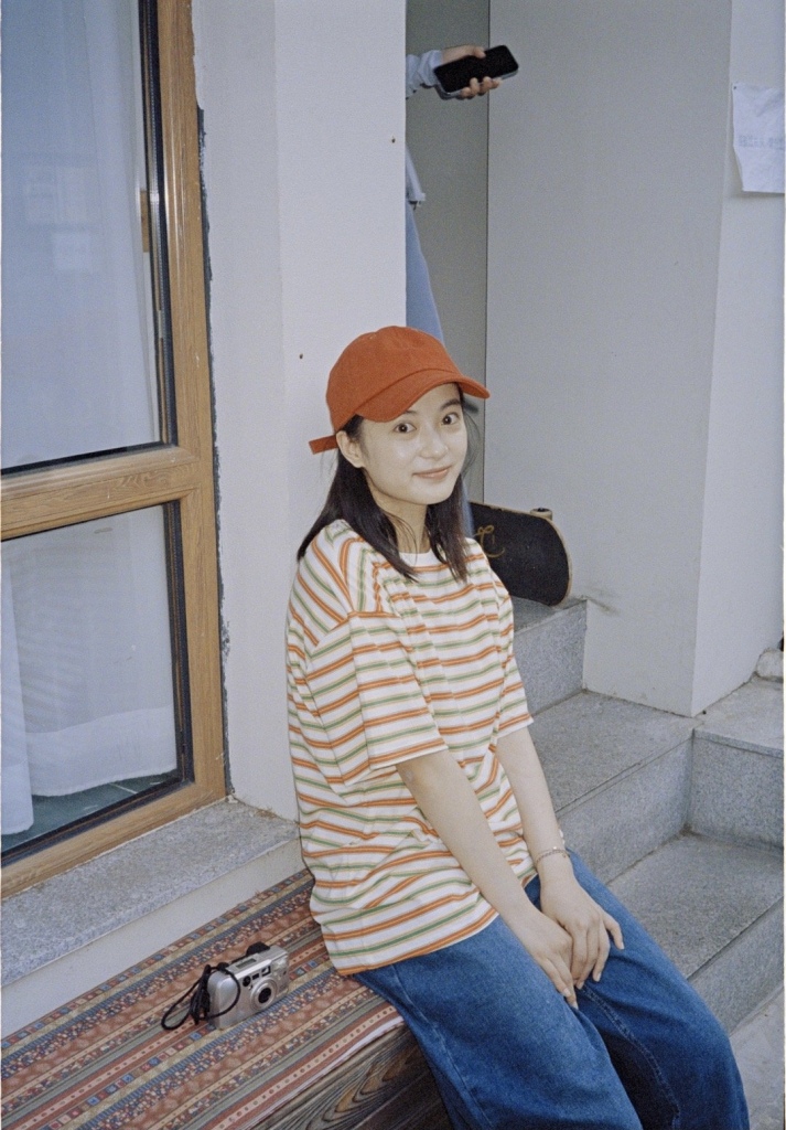 张雅钦发布老北京胡同胶片感写真 变身邻家女孩甜美接地气_高清图集