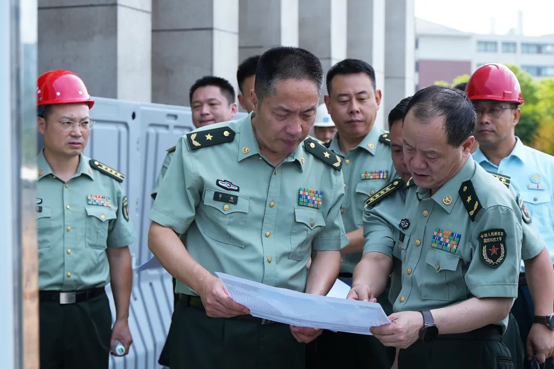 学校副校长兼教育长吴建军参加检查.