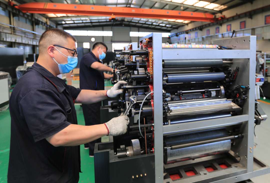 工人在河北万杰机械科技股份有限公司组装ps版间歇轮转印刷机.