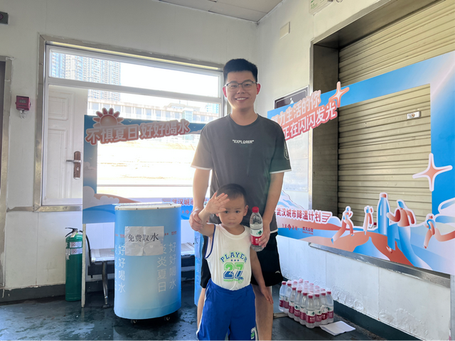 慰问高温工作者，九派新闻在武汉关码头举办送清凉活动_手机新浪网