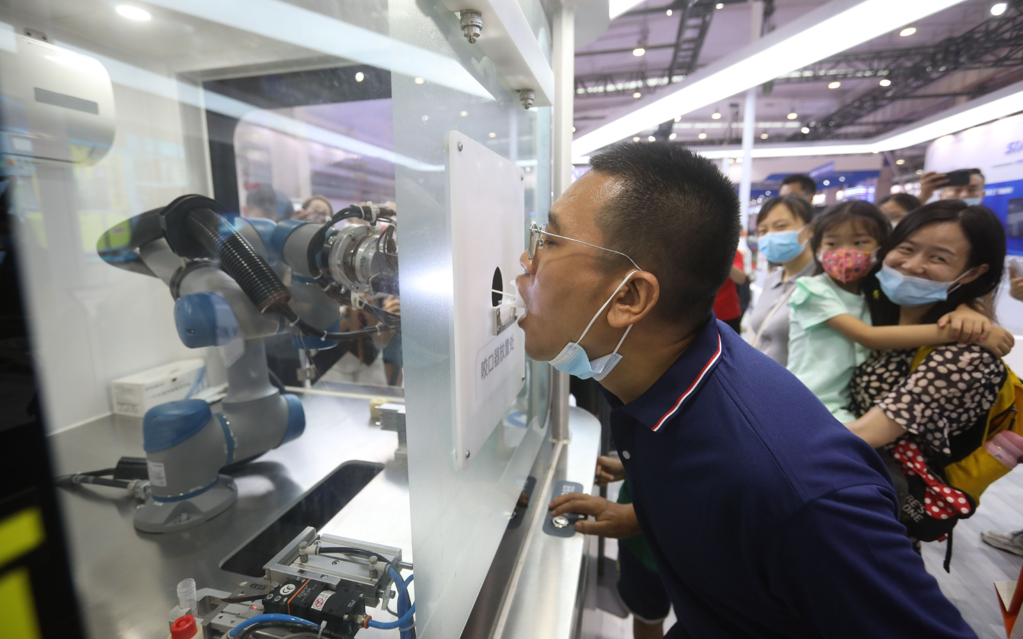 工作人员演示核酸采样机器人操作流程。  新京报记者 王嘉宁 摄