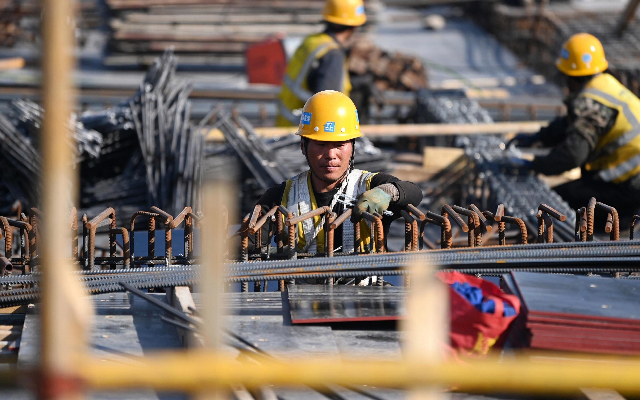 ▲2021年5月4日，建筑工人在天津某工程现场施工。图/新华社