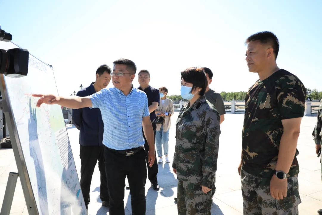 18日,市委副书记,市长,市防指总指挥长丛丽到抚远市,同江市检查防汛