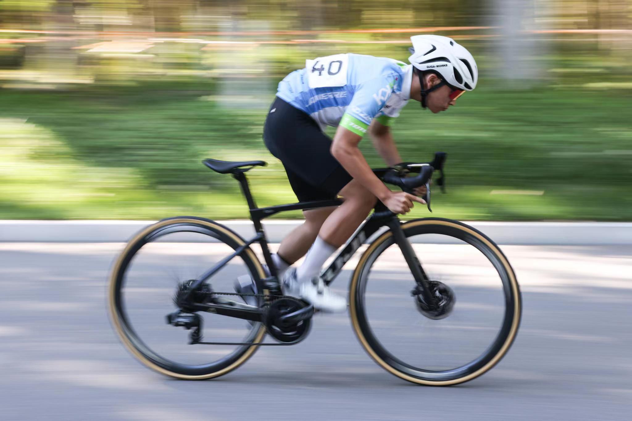 一名青少年运动员在比赛中风驰电掣. &nbsp;组委会供图