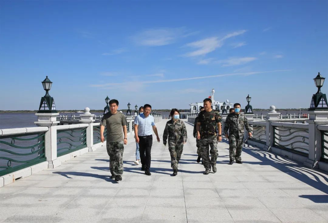 18日,市委副书记,市长,市防指总指挥长丛丽到抚远市,同江市检查防汛