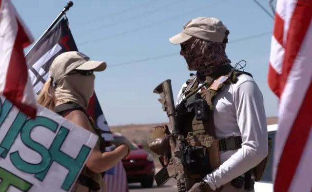 特朗普支持者抗议fbi突击搜查行动,有人手持武器.图自社交媒体