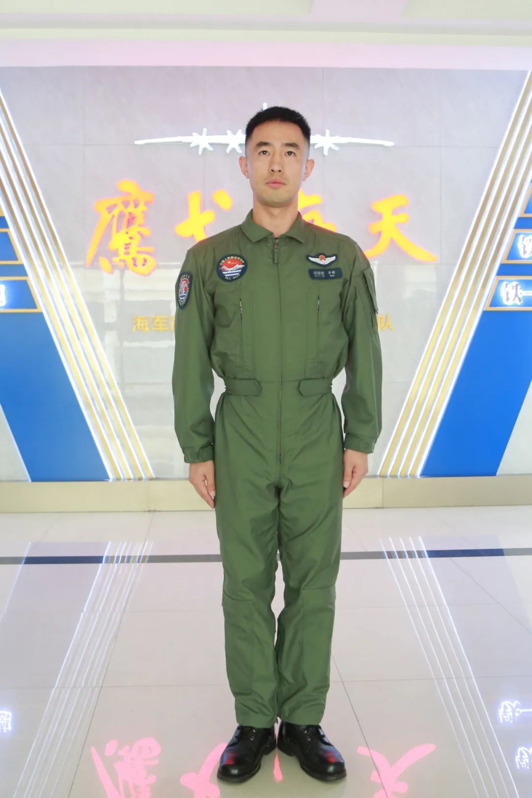 海军官兵穿上"21式"军服,帅!|中国_新浪财经_新浪网