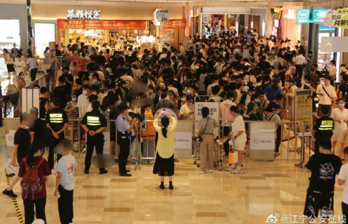 ↑茶颜悦色门店前排起了长队  图据：江宁公安在线官方微博