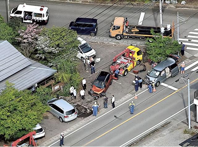 阿尔科尼斯驾驶的灰色面包车（右）2021年5月冲入富士宫市一餐饮店停车场，致2人死亡1人受伤，图自日媒