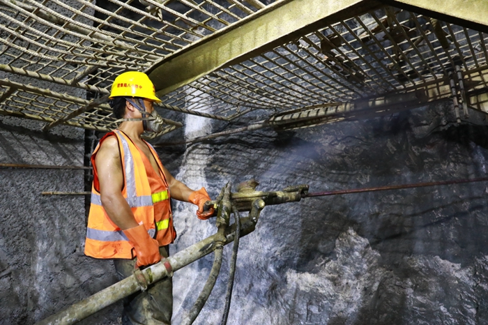 施工人员在隧道掌子面进行风枪作业.莫小斌 摄