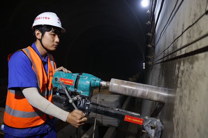 施工人员进行隧道二衬钻芯取样.邢星 摄