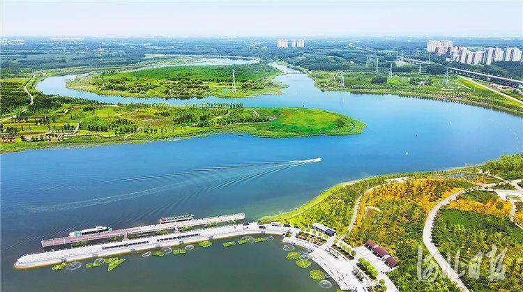 游船驶出北运河香河段中心码头.赵永辉摄