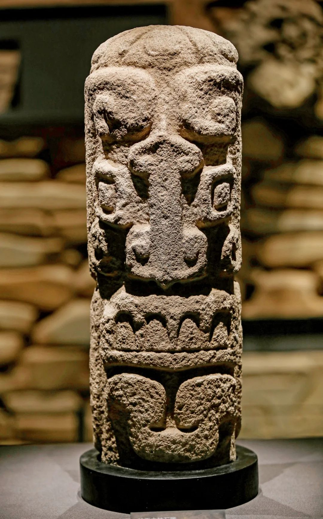石峁遗址出土的神面立柱石雕.图/视觉中国