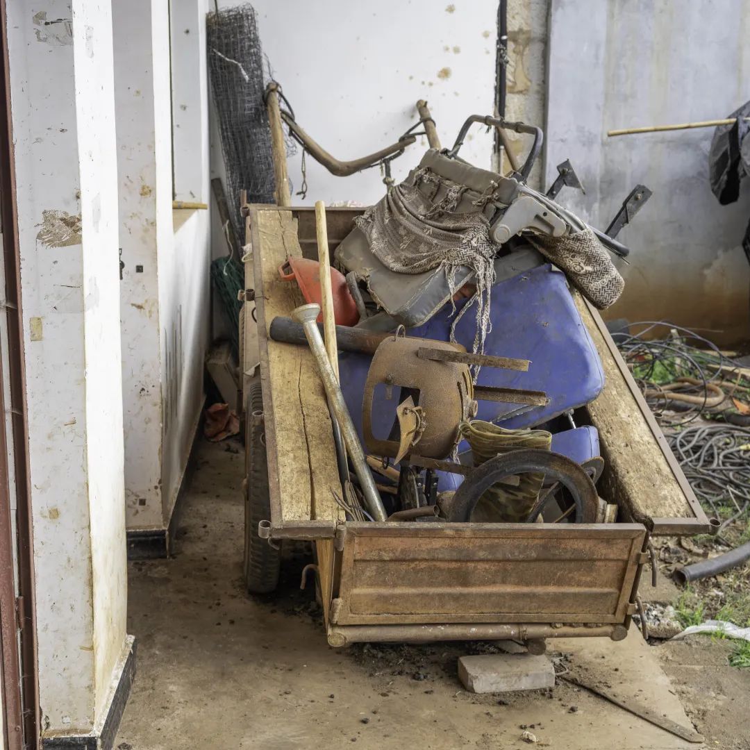 许多破旧的家具堆在了门口废弃的农用车后斗里（金海 摄）