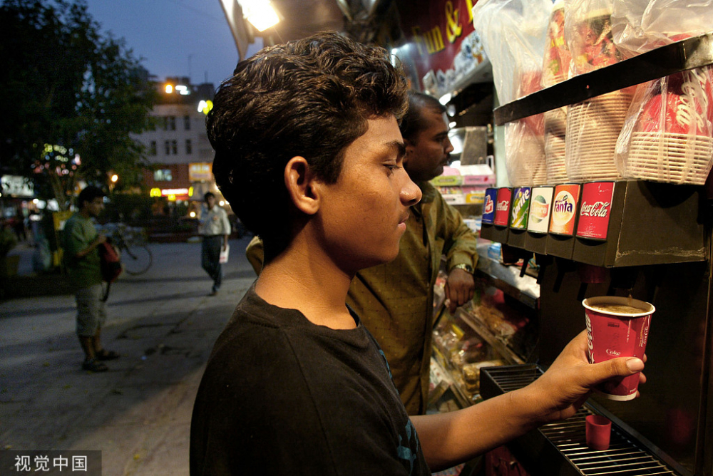 新德里街头的可口可乐售卖机.资料图