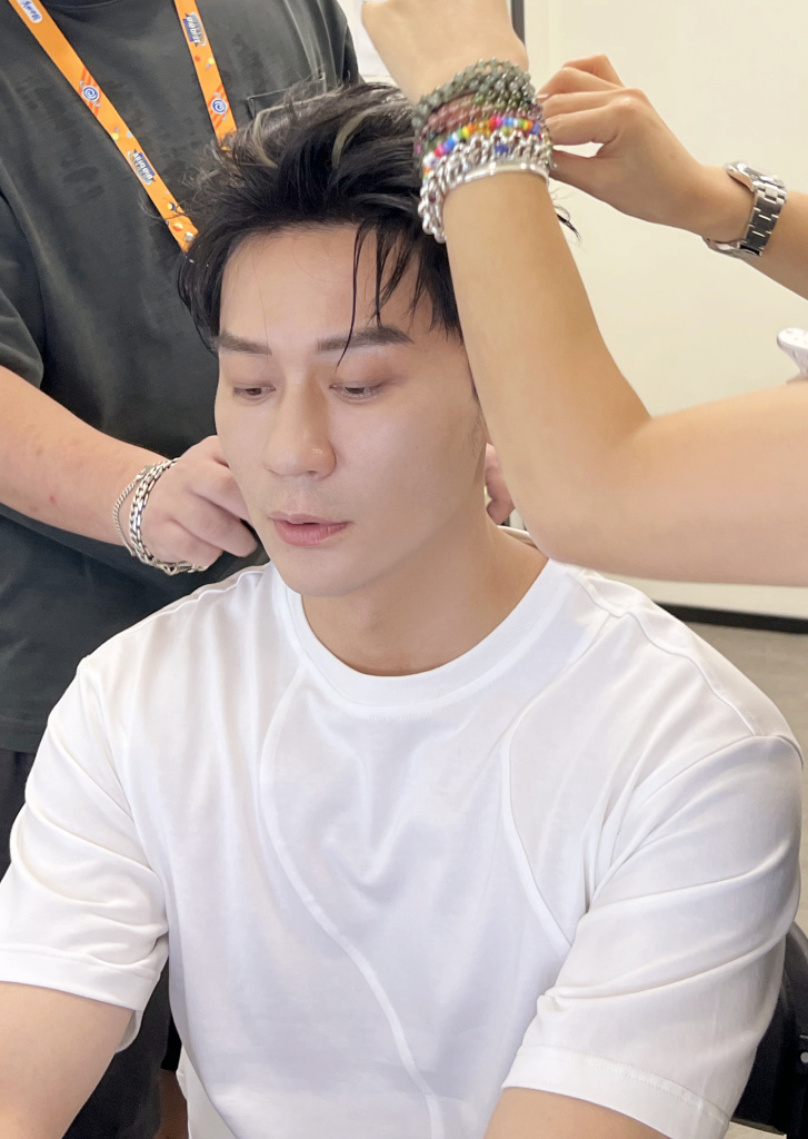 李晨发布浙江卫视818晚会造型花絮 打理摩登潮发见证帅哥诞生_高清