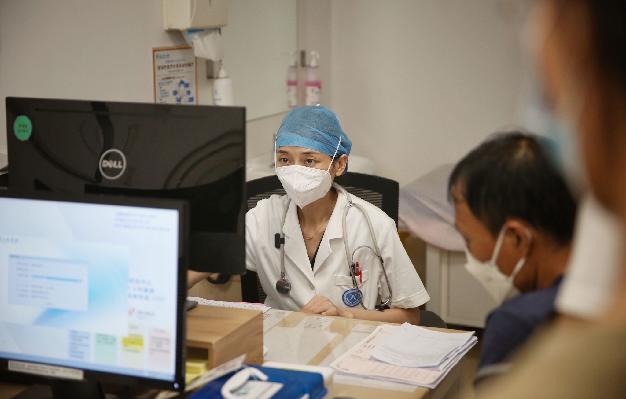 8月12日,深夜10点55分,北京大学人民医院急诊急救中心,急诊科医生石芳