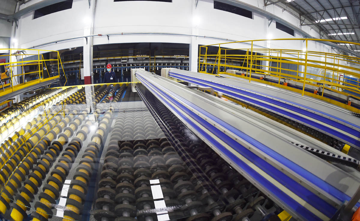 沙河市鸿昇玻璃有限公司的新材料玻璃生产线.