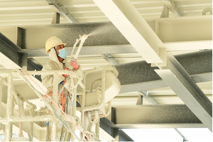 图为全副武装,中建安装上海公司建设工人正在喷涂防火涂料.