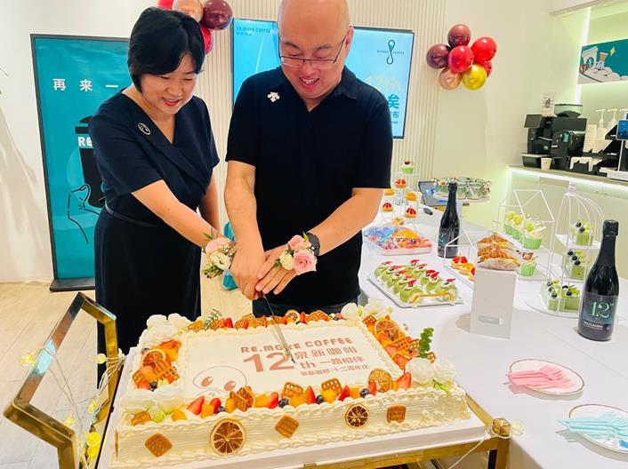 　　泉新咖啡创始人孟泉先生和陈国新女士共同切蛋糕