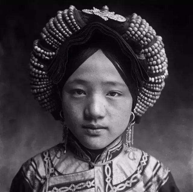 上图拍摄于20世纪前中期中国西部——什谷屯的贵族少女