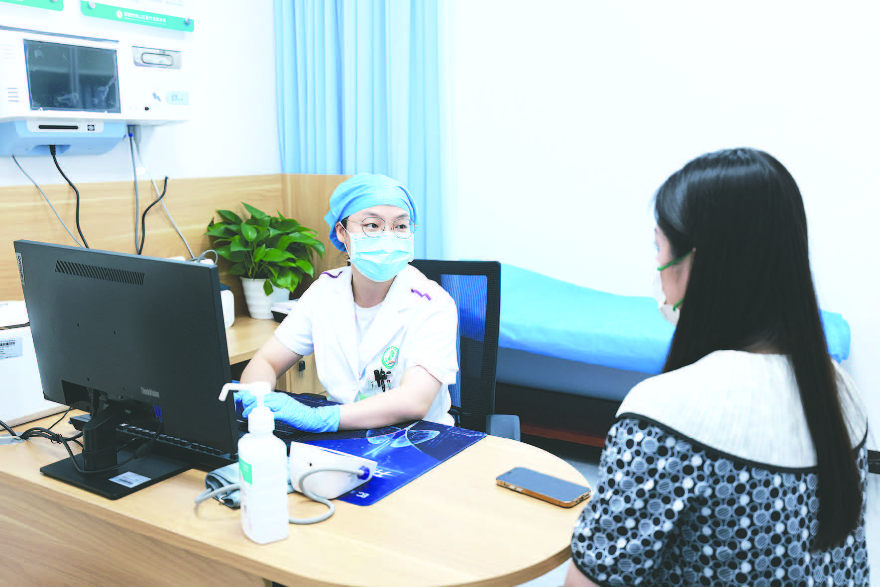 南山区医疗集团总部下属社康中心的家庭医生正在为签约居民看诊