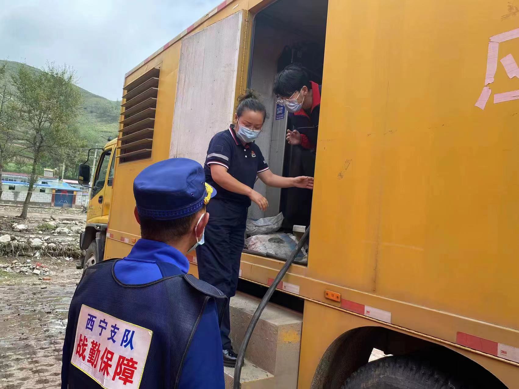 　　中国石化青海石油分公司为救援车辆加油