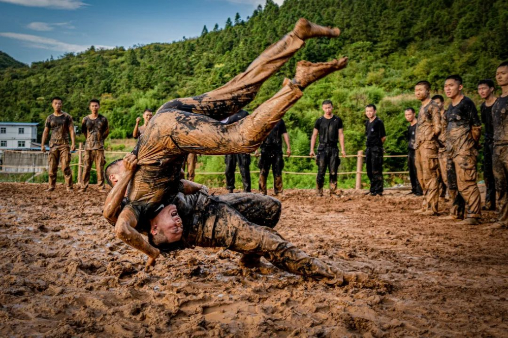 重庆特警开启极热天气"魔鬼"训练|特警_新浪财经_新浪网