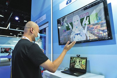 在北京举办的2022全球数字经济大会上，一名工作人员在元宇宙体验馆演示视频动作捕捉产品。新华社发