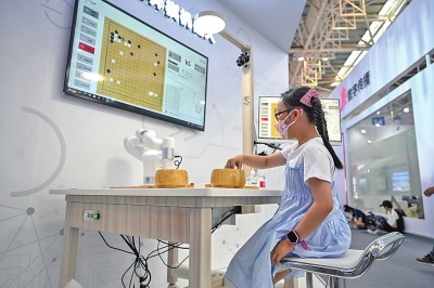 福建省福州市，小朋友在第五届数字中国建设成果展览会上和AI机器人下棋。新华社发