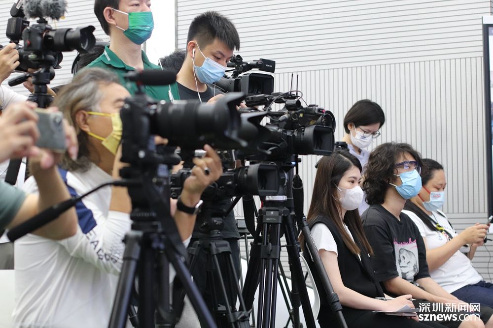 深港两地媒体集中采访张文智院长.(张玲 摄)